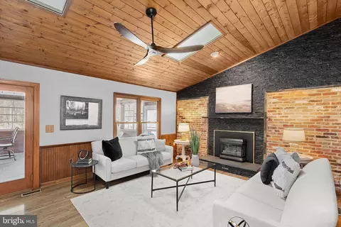 Living - 16250 Whitehaven Rd, Silver Spring, MD 20906 photo 3 of 12