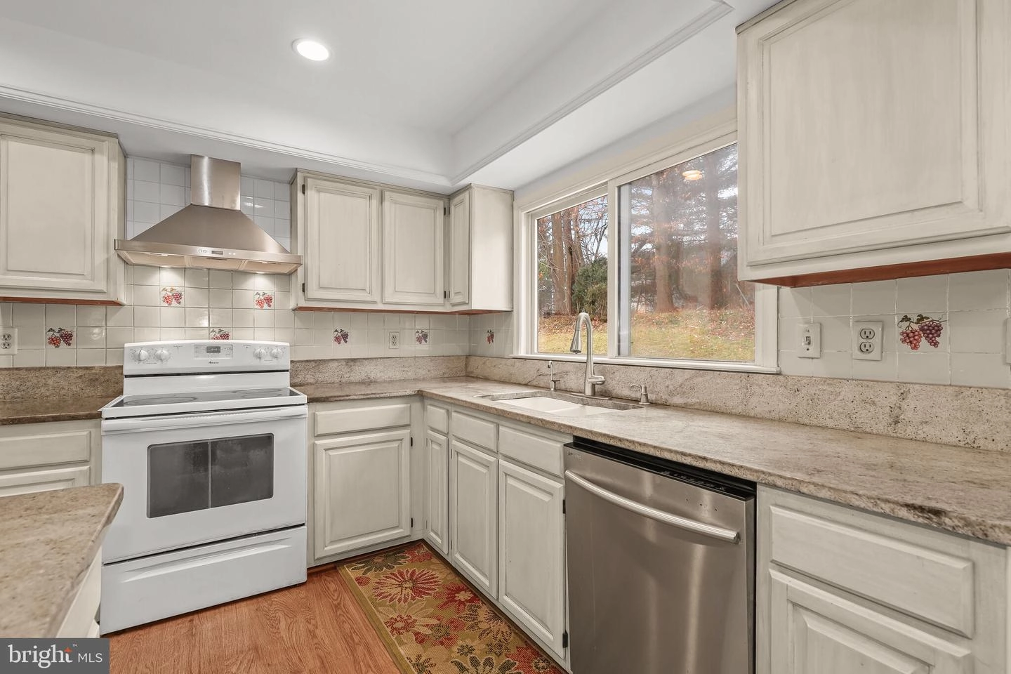 Kitchen - 14912 Village Gate Dr, Silver Spring, MD 20906 photo 2 of 4