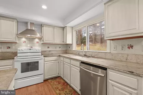 Kitchen - 14912 Village Gate Dr, Silver Spring, MD 20906 photo 2 of 4