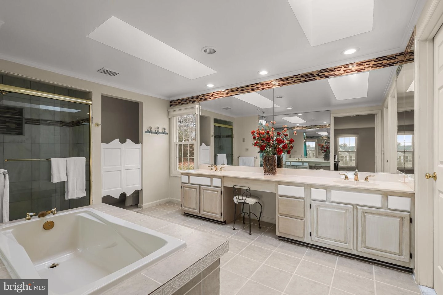 Bath - 14912 Village Gate Dr, Silver Spring, MD 20906 photo 2 of 8