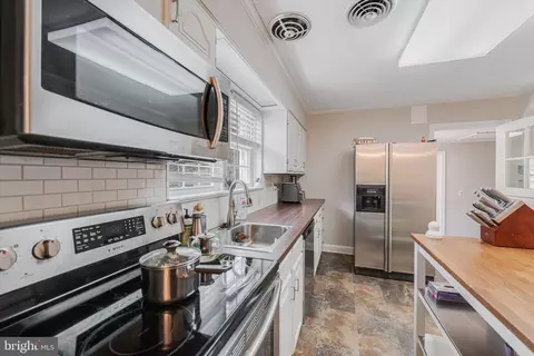 Kitchen - 14700 Claude Ln, Silver Spring, MD 20905 photo 2 of 4