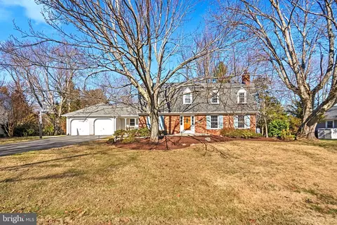 9105 Cherbourg Dr, Potomac, MD 20854