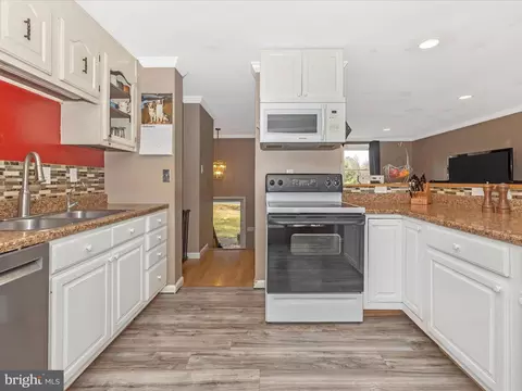 Kitchen - 19017 Wootton Ave, Poolesville, MD 20837 photo 5 of 6