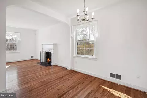 Living - 704 Buckingham Dr, Silver Spring, MD 20901 photo 3 of 4