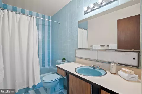 Bath - 8705 Postoak Rd, Potomac, MD 20854 photo 2 of 3