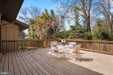 Exterior - 8705 Postoak Rd, Potomac, MD 20854 photo 2 of 5