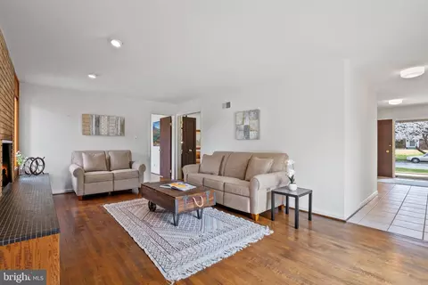 Living - 8705 Postoak Rd, Potomac, MD 20854 photo 2 of 4