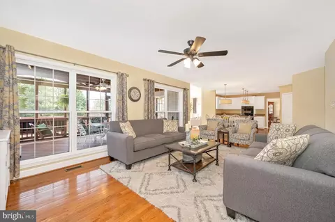 Living - 19707 Selby Ave, Poolesville, MD 20837 photo 5 of 10