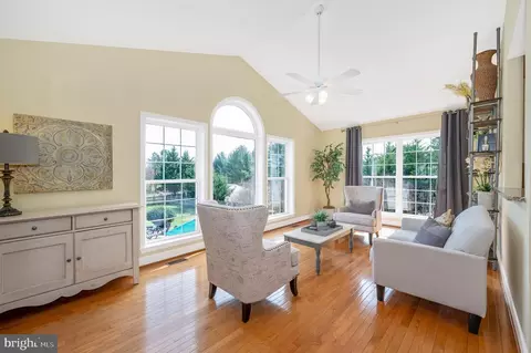 Living - 19707 Selby Ave, Poolesville, MD 20837 photo 6 of 10