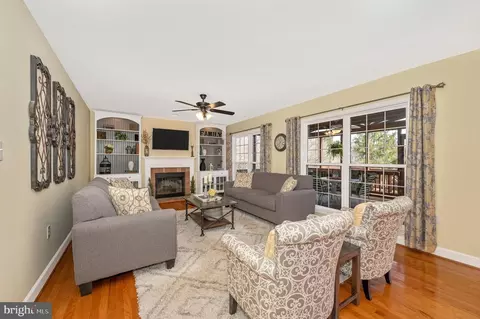 Living - 19707 Selby Ave, Poolesville, MD 20837 photo 4 of 10