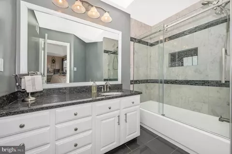 Bath - 19707 Selby Ave, Poolesville, MD 20837 photo 4 of 5