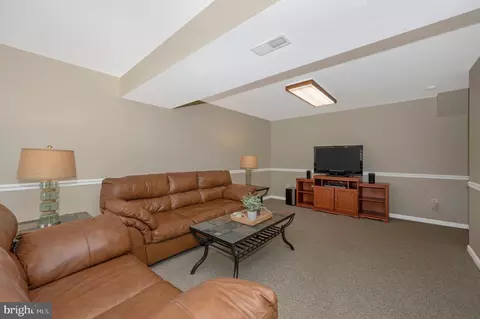 Living - 19707 Selby Ave, Poolesville, MD 20837 photo 9 of 10