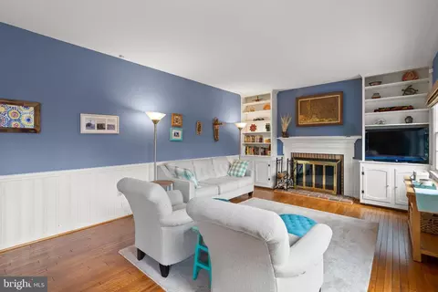 Living - 4208 Thorncroft Ter, Olney, MD 20832 photo 4 of 9