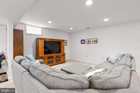 Living - 4208 Thorncroft Ter, Olney, MD 20832 photo 9 of 9