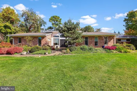 9111 Cherbourg Dr, Potomac, MD 20854
