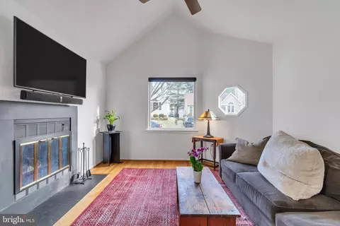 Living - 10019 Pratt Pl, Silver Spring, MD 20910 photo 2 of 2