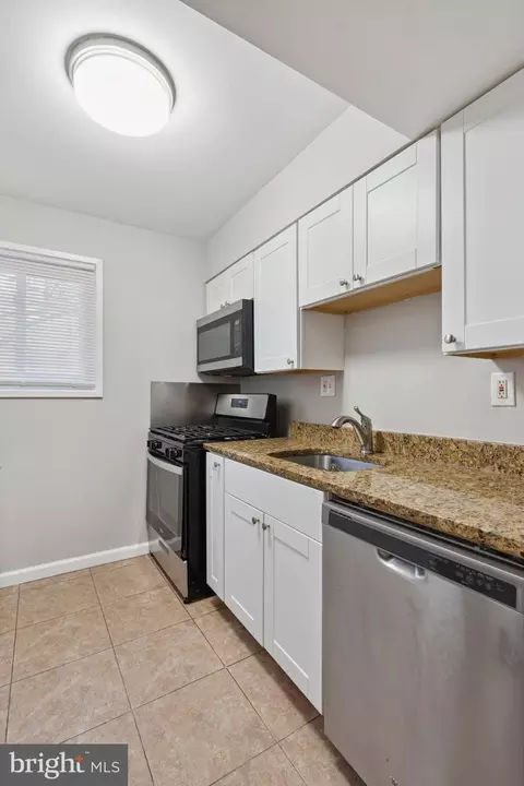 Kitchen - 11514 Bucknell Dr #114, Silver Spring, MD 20902 photo 3 of 3