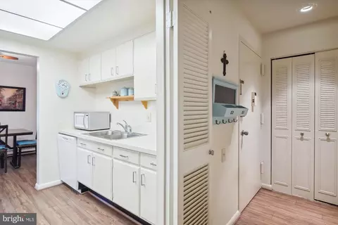 Kitchen - 3322 Chiswick Ct #61-2H, Silver Spring, MD 20906 photo 2 of 2