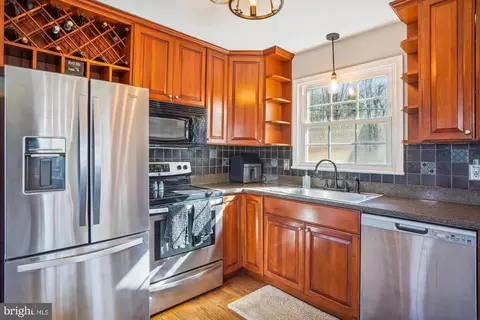 Kitchen - 11250 Kingstead Rd, Damascus, MD 20872 photo 3 of 4