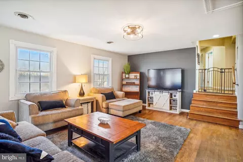 Living - 11250 Kingstead Rd, Damascus, MD 20872 photo 1 of 4