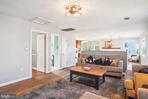 Living - 11250 Kingstead Rd, Damascus, MD 20872 photo 3 of 4