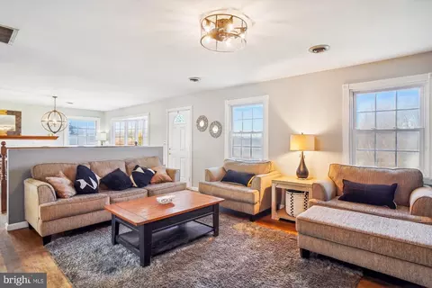 Living - 11250 Kingstead Rd, Damascus, MD 20872 photo 2 of 4