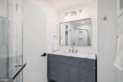 Bath - 2 Fallswood Ct, Potomac, MD 20854 photo 6 of 6