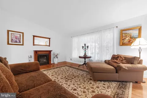 Living - 15300 Beaufort Pl, Silver Spring, MD 20905 photo 2 of 9
