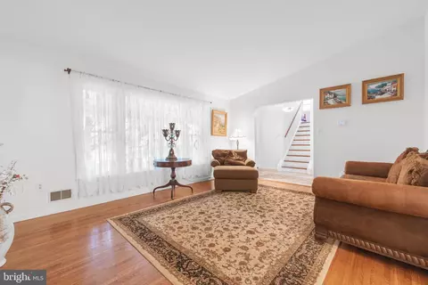 Living - 15300 Beaufort Pl, Silver Spring, MD 20905 photo 4 of 9