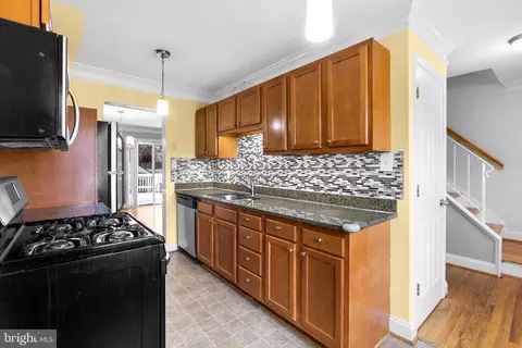 Kitchen - 728 Oxford Square Dr, Silver Spring, MD 20905 photo 5 of 7