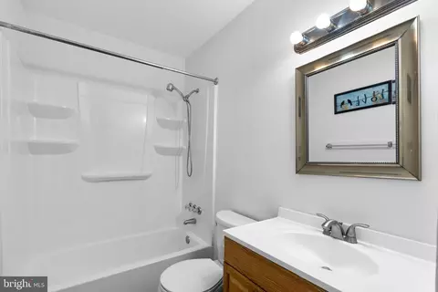 Bath - 728 Oxford Square Dr, Silver Spring, MD 20905 photo 2 of 4
