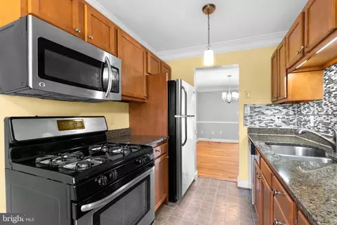 Kitchen - 728 Oxford Square Dr, Silver Spring, MD 20905 photo 2 of 7