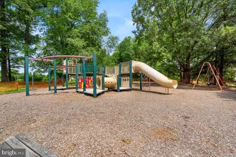 View/Area - 728 Oxford Square Dr, Silver Spring, MD 20905 photo 3 of 4