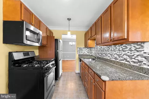 Kitchen - 728 Oxford Square Dr, Silver Spring, MD 20905 photo 3 of 7