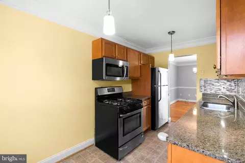 Kitchen - 728 Oxford Square Dr, Silver Spring, MD 20905 photo 6 of 7