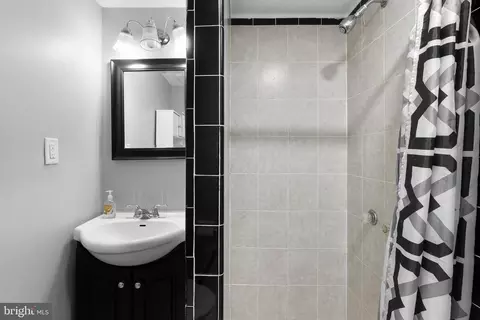 Bath - 728 Oxford Square Dr, Silver Spring, MD 20905 photo 4 of 4