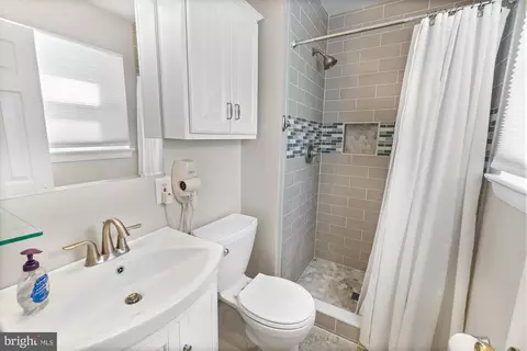 Bath - 17208 Brown Rd, Poolesville, MD 20837 photo 2 of 3