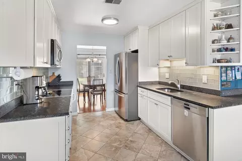 Kitchen - 17208 Brown Rd, Poolesville, MD 20837 photo 3 of 4