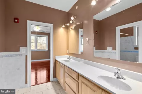 Bath - 2727 Briggs Chaney Rd, Silver Spring, MD 20905 photo 4 of 11