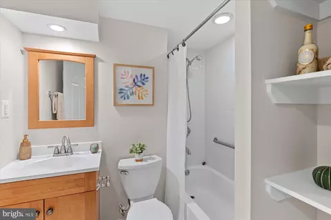 Bath - 8726 1st Ave, Silver Spring, MD 20910 photo 6 of 6