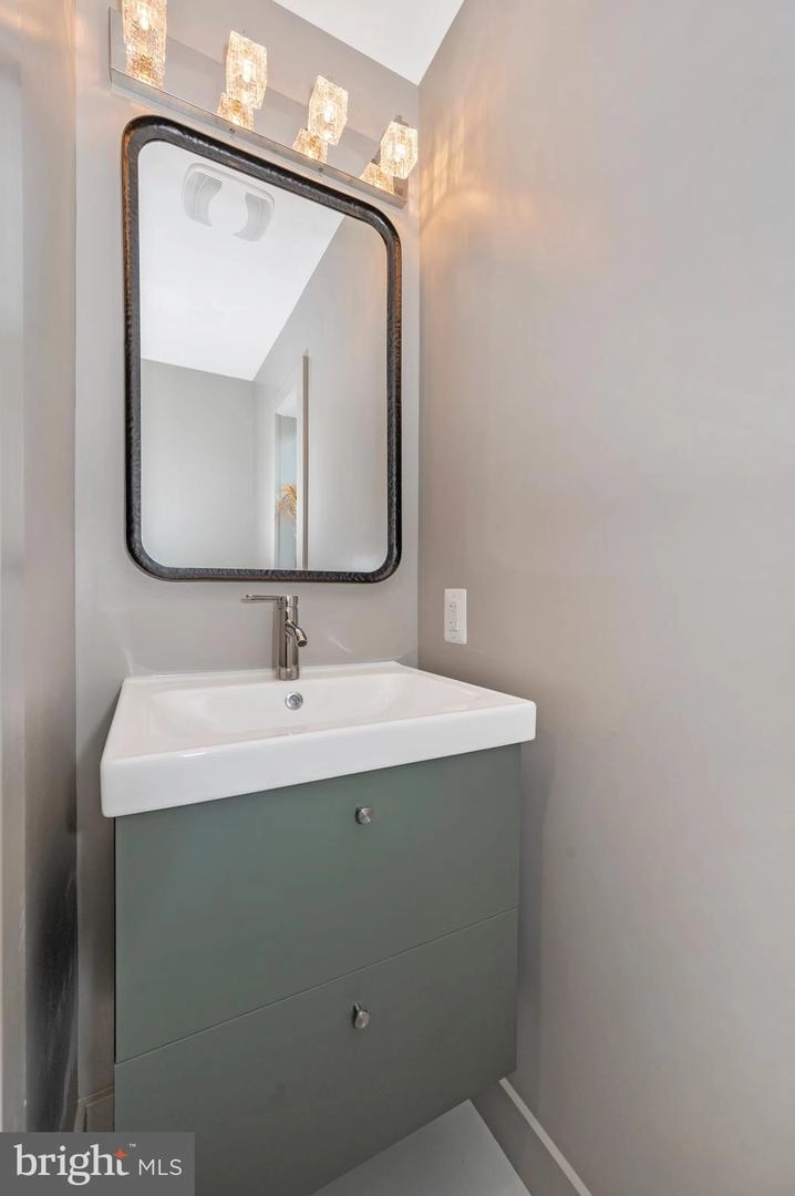 Bath - 10104 Renfrew Rd, Silver Spring, MD 20901 photo 2 of 5