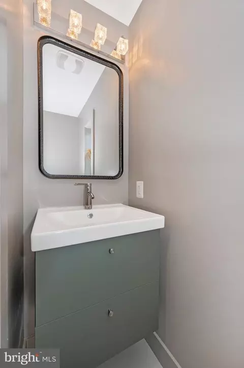 Bath - 10104 Renfrew Rd, Silver Spring, MD 20901 photo 2 of 5