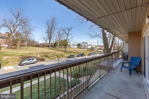 7400 Lakeview Dr #210, Bethesda, MD 20817