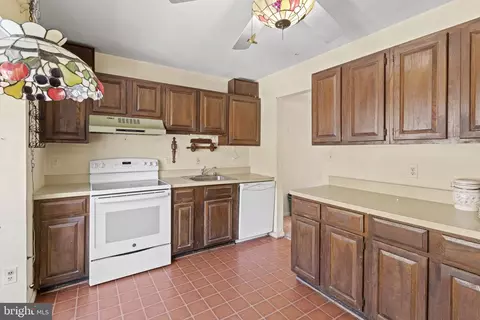 Kitchen - 3 Shuttle Ct, Gaithersburg, MD 20878 photo 2 of 5