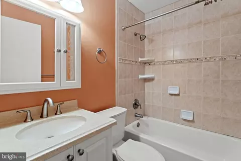 Bath - 3 Shuttle Ct, Gaithersburg, MD 20878 photo 4 of 5