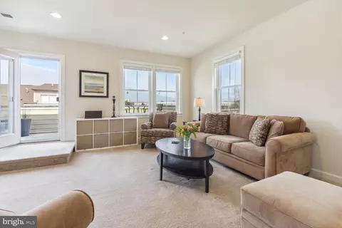 Living - 433 Hydrangea Pl, Gaithersburg, MD 20878 photo 5 of 7