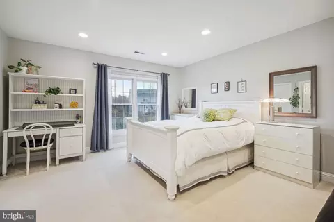 Bedroom - 10 Maplecrest Ct, Potomac, MD 20854 photo 6 of 9