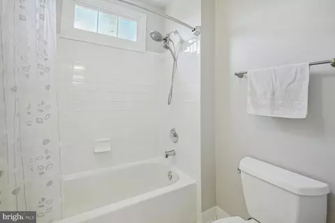 Bath - 10 Maplecrest Ct, Potomac, MD 20854 photo 7 of 8