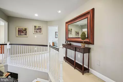 Entry Way - 10 Maplecrest Ct, Potomac, MD 20854 photo 5 of 8