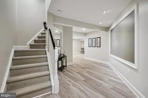 Entry Way - 10 Maplecrest Ct, Potomac, MD 20854 photo 7 of 8